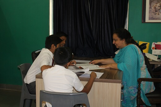 teacher discussing with students